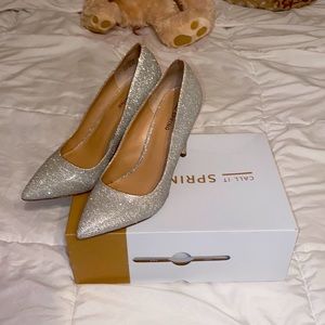Beautiful statement sparkling silver pump!